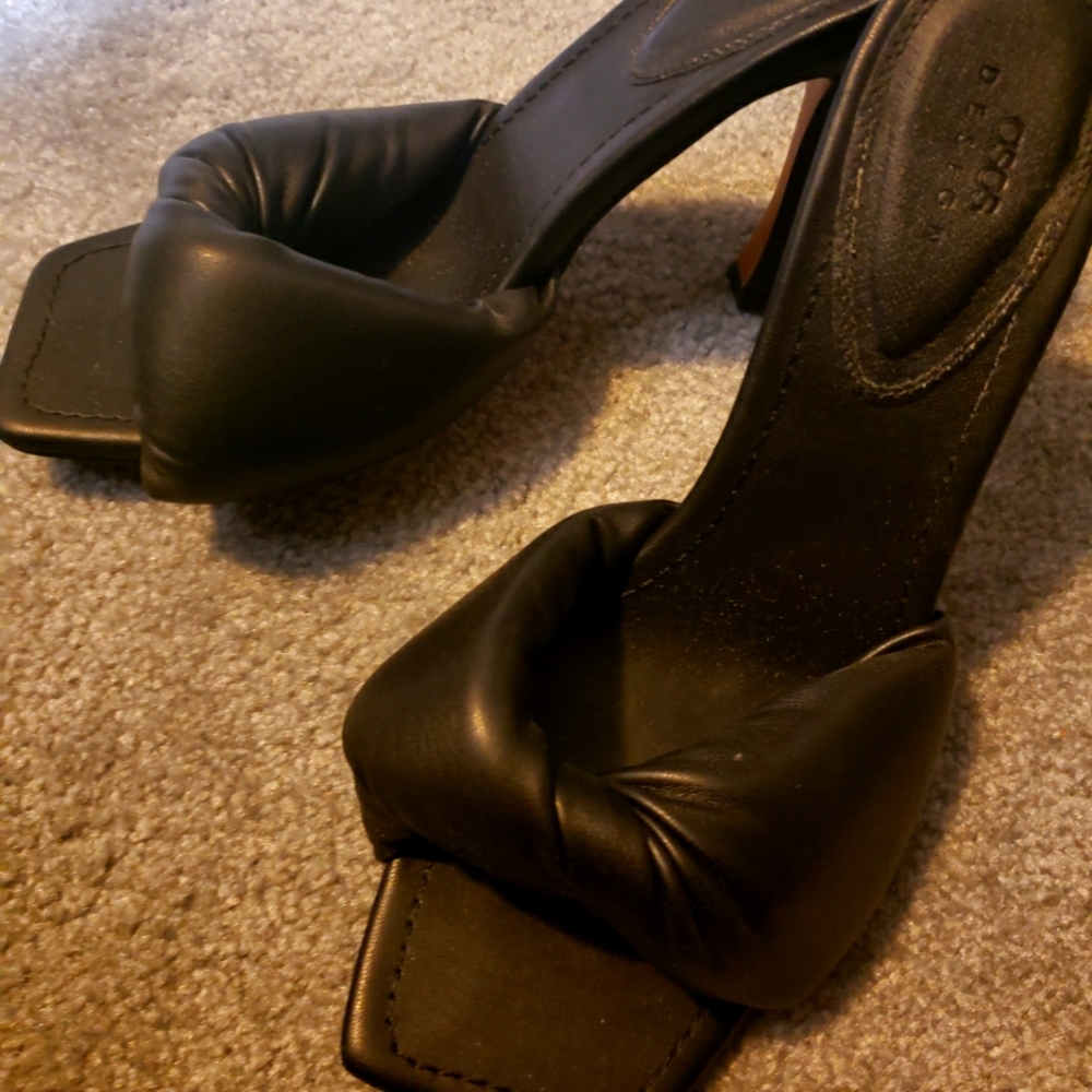 Black pumps